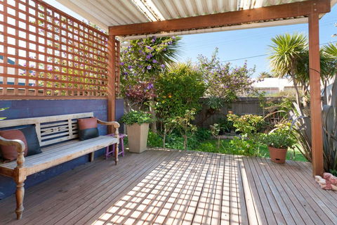 METRES TO THE BEACH - MORNINGTON - Kingaroy Accommodation 1