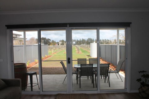 Milawa Vineyard Views - Guesthouse 2 - Kingaroy Accommodation 2