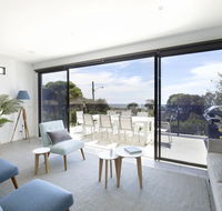 Mills Beach Retreat Luxury Family Retreat with hydrotherapy spa opposite beach walk to village - Kingaroy Accommodation