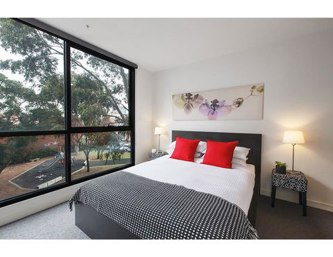 Modern 2 Bed Apartment In Trendy Collingwood - Kingaroy Accommodation 1