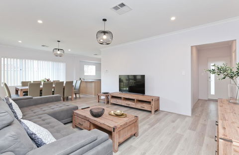 Modern And Spacious Home Near Curtin University - Kingaroy Accommodation 0