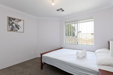 Modern And Spacious Home Near Curtin University - Kingaroy Accommodation 3