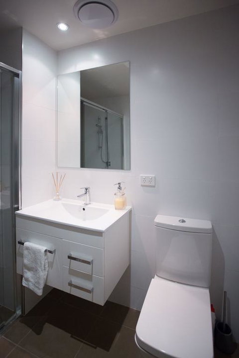 Modern Executive Apartment @ Braddon, 1BR, Wine, Wifi, Secure Parking, Canberra - Kingaroy Accommodation 3