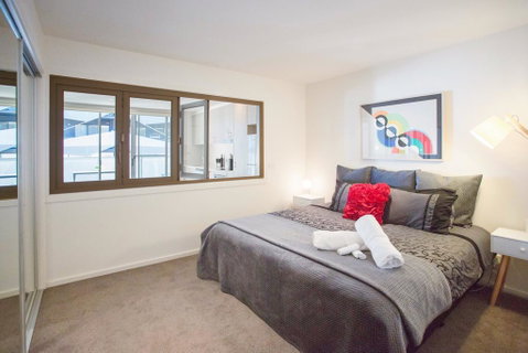 Modern Executive Apartment @ Braddon, 1BR, Wine, Wifi, Secure Parking, Canberra - Kingaroy Accommodation 2