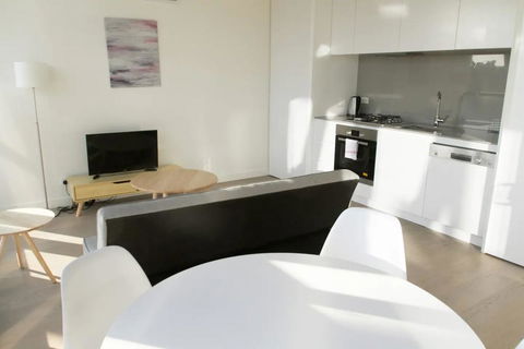 Modern Light-Filled 1 Bed In South Melbourne - Kingaroy Accommodation 1