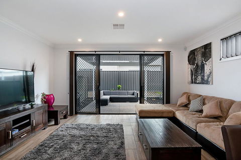 Modern Luxury At Christies Beach - Kingaroy Accommodation 2