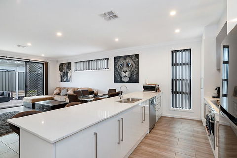 Modern Luxury At Christies Beach - Kingaroy Accommodation 0