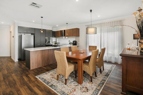 Modern Seaside Getaway Mornington - Kingaroy Accommodation 0
