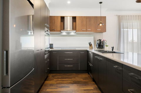 Modern Seaside Getaway Mornington - Kingaroy Accommodation 3