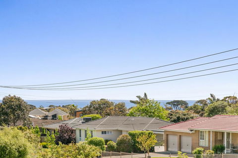 Modern Seaside Getaway Mornington - Kingaroy Accommodation 2