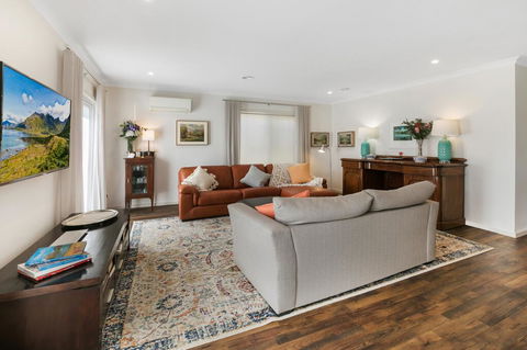 Modern Seaside Getaway Mornington - Kingaroy Accommodation 1