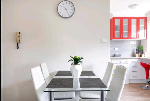 Modern St Kilda East Apartment - Free Parking - Kingaroy Accommodation 1