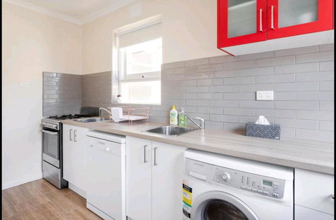 Modern St Kilda East Apartment - Free Parking - Kingaroy Accommodation 2