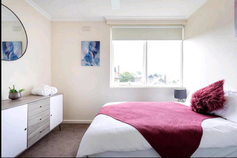 Modern St Kilda East Apartment - Free Parking - Kingaroy Accommodation 0
