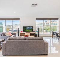 Modern Unit With Balconies Near Melbourne Airport - Kingaroy Accommodation
