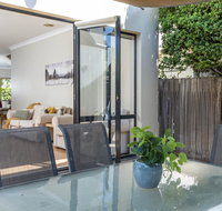 MOMENTS FROM BRADDON  ANU SPACIOUS and RELAXED - Kingaroy Accommodation