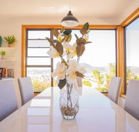 Moonah House-10 mins to CBD  MONA 4BR 2 BATH great view park 3 cars sleep 11 king bed en-suite - Kingaroy Accommodation