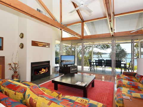 Morisset Bay Waterfront Views Lake House Looking Over Trinity Marina - Kingaroy Accommodation 1