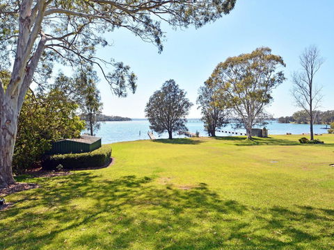 Morisset Bay Waterfront Views Lake House Looking Over Trinity Marina - Kingaroy Accommodation 3