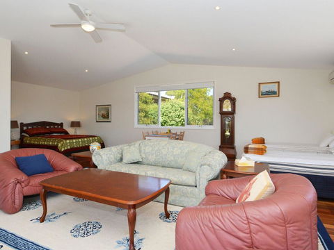Morisset Waterfront 1bdr Studio Looking Over Trinity Marina - Kingaroy Accommodation 0