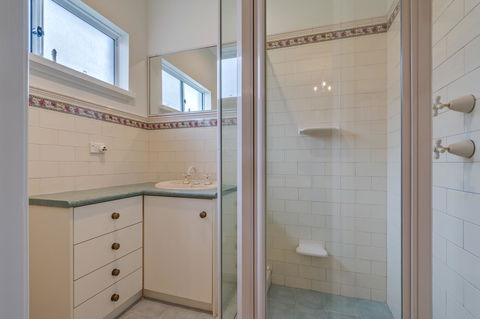 Serpentine Rose - Kingaroy Accommodation 13
