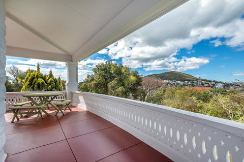 Serpentine Rose - Kingaroy Accommodation 15