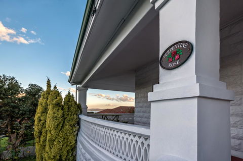Serpentine Rose - Kingaroy Accommodation 0