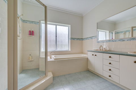 Serpentine Rose - Kingaroy Accommodation 12