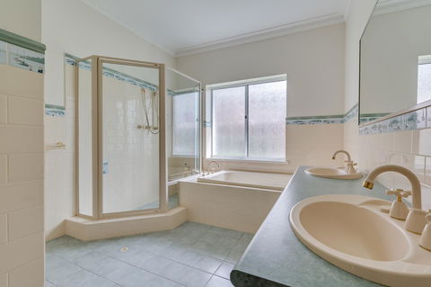 Serpentine Rose - Kingaroy Accommodation 14