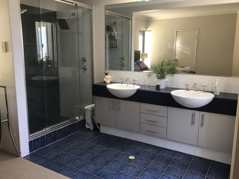 BeachHideaway@Scarborough - Kingaroy Accommodation 6