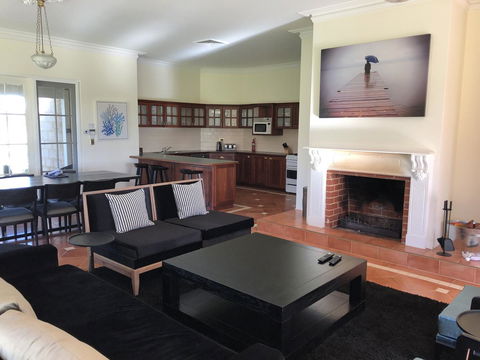 Caves Road Guest Houses - Kingaroy Accommodation 8