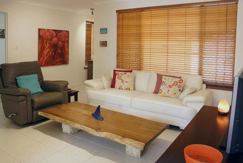 Suffolk House - Kingaroy Accommodation 5