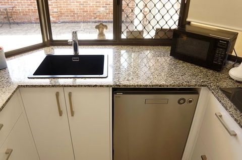 Suffolk House - Kingaroy Accommodation 11