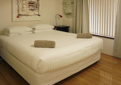 Suffolk House - Kingaroy Accommodation 12