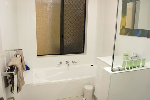Suffolk House - Kingaroy Accommodation 15