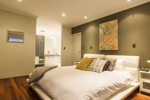 Ambar Villa Between City And Freo - Kingaroy Accommodation 24