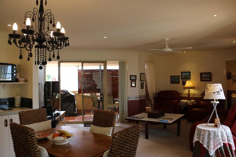 Crossland House - Kingaroy Accommodation 18