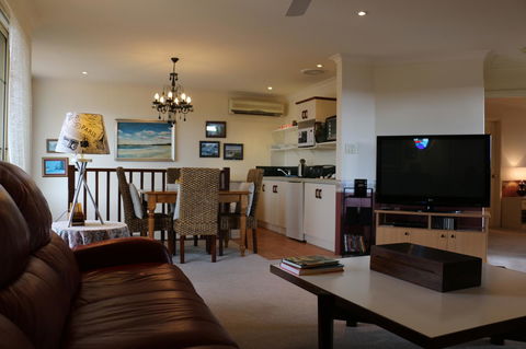 Crossland House - Kingaroy Accommodation 14