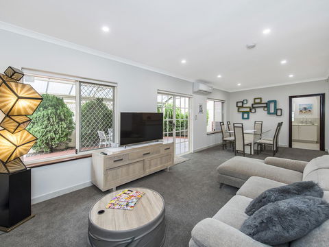 Luxury Federation Style Home - Sleeps 10 - Kingaroy Accommodation 3