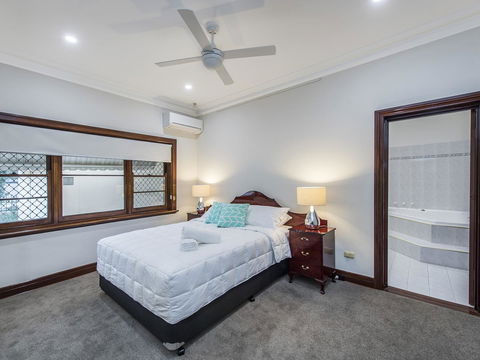 Luxury Federation Style Home - Sleeps 10 - Kingaroy Accommodation 7