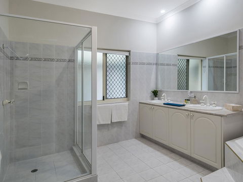 Luxury Federation Style Home - Sleeps 10 - Kingaroy Accommodation 13