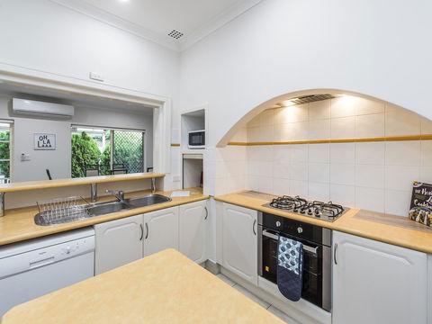 Luxury Federation Style Home - Sleeps 10 - Kingaroy Accommodation 5