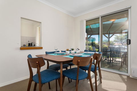 Como South Perth Villa - Kingaroy Accommodation 0