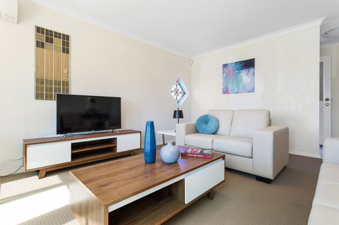 Como South Perth Villa - Kingaroy Accommodation 1