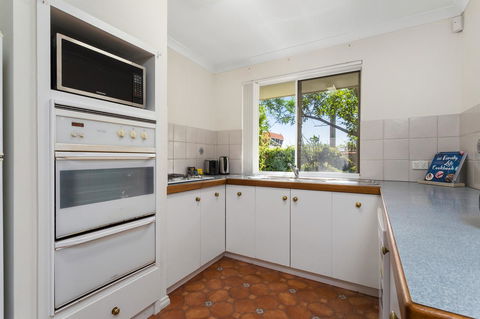 Como South Perth Villa - Kingaroy Accommodation 26