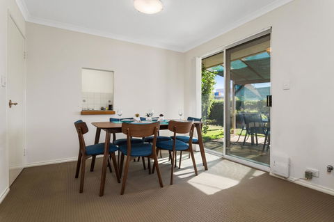 Como South Perth Villa - Kingaroy Accommodation 2