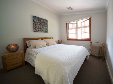 The Farmhouse - Kingaroy Accommodation 6