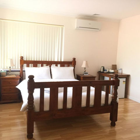 The Royal Dolphin Bed & Breakfast Safety Bay - Kingaroy Accommodation 4