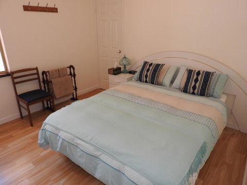 The Royal Dolphin Bed & Breakfast Safety Bay - Kingaroy Accommodation 18