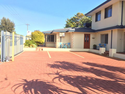 The Royal Dolphin Bed & Breakfast Safety Bay - Kingaroy Accommodation 7